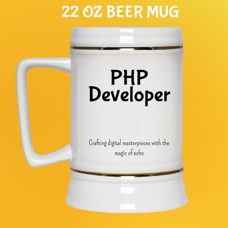 Pode incluir: Caneca de cerveja branca de 650 ml com detalhes dourados e uma al&ccedil;a grande. A caneca exibe "PHP Developer" em preto, com a frase "Crafting digital masterpieces with the magic of echo" abaixo.