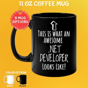 Op de afbeelding: Zwarte koffiemok van 325 ml met de witte tekst "THIS IS WHAT AN AWESOME .NET DEVELOPER LOOKS LIKE!". De mok heeft een zwart handvat en wordt getoond met witte en zwarte kleuropties.