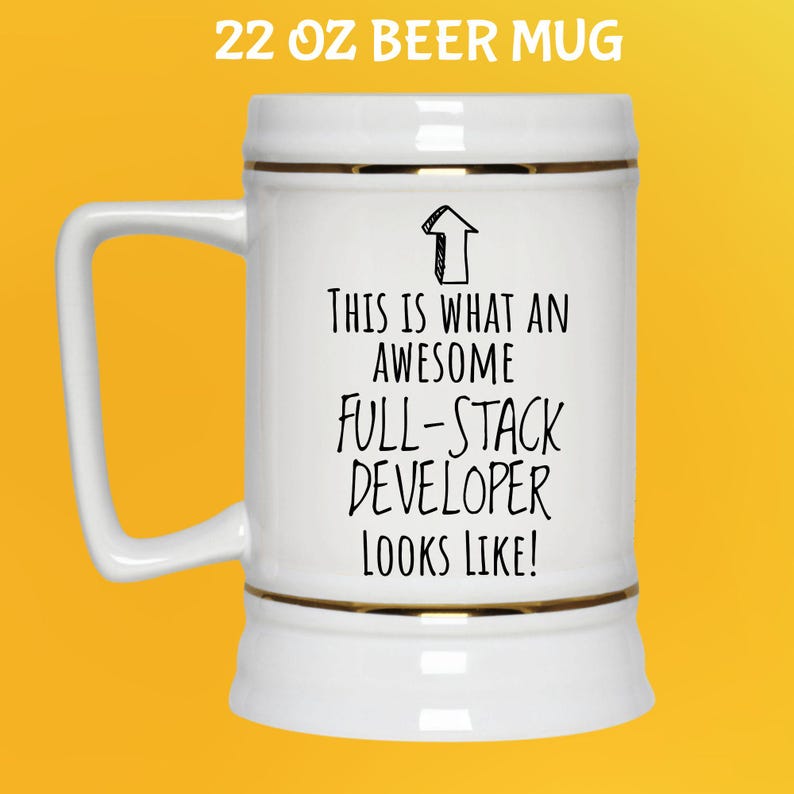 Pu&ograve; includere: Bicchiere da birra bianco da 650 ml con finiture dorate e manico. Il bicchiere ha il testo "THIS IS WHAT AN AWESOME FULL-STACK DEVELOPER LOOKS LIKE!" in nero. Il bicchiere &egrave; su sfondo giallo.
