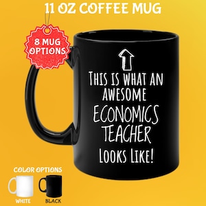 Puede incluir: Taza de café negra de 325 ml con el texto blanco "THIS IS WHAT AN AWESOME ECONOMICS TEACHER LOOKS LIKE!". La taza tiene un asa negra y está disponible en blanco. La imagen también muestra "8 MUG OPTIONS".