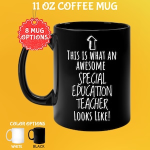 Könnte beinhalten: Schwarze 325 ml Kaffeetasse mit dem weißen Text "THIS IS WHAT AN AWESOME SPECIAL EDUCATION TEACHER LOOKS LIKE!". Die Tasse hat einen schwarzen Henkel und wird mit weißen und schwarzen Farboptionen gezeigt.