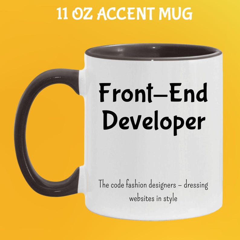 Pode incluir: Caneca branca de 11 oz com al&ccedil;a e borda pretas. A caneca apresenta o texto "Front-End Developer" em preto, juntamente com a frase "The code fashion designers - dressing websites in style."