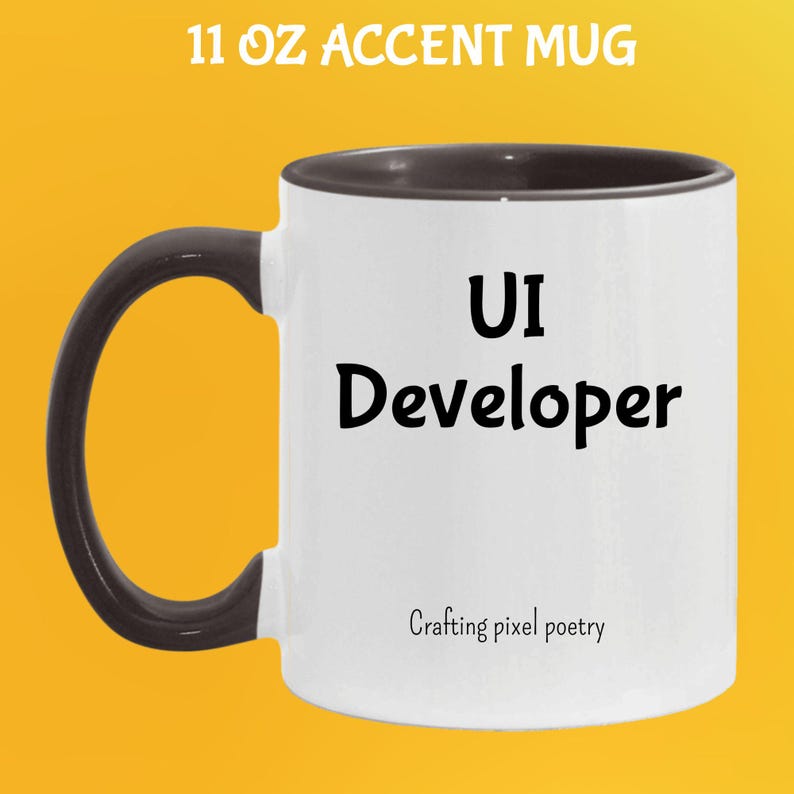 Puede incluir: Taza blanca de 11 oz con asa e interior negros. La taza presenta el texto "UI Developer" en negro, con "Crafting pixel poetry" debajo. La taza est&aacute; sobre un fondo amarillo.