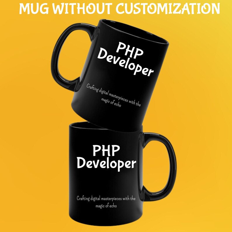 Pode incluir: Duas canecas de caf&eacute; pretas empilhadas. Cada caneca tem uma al&ccedil;a grande e as palavras "PHP Developer" em branco. Abaixo do texto est&aacute; a frase "Crafting digital masterpieces with the magic of echo".