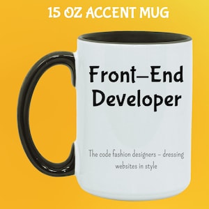 Pode incluir: Caneca branca de 444 ml com al&ccedil;a e interior pretos. A caneca apresenta o texto "Front-End Developer" em preto, juntamente com a frase "The code fashion designers - dressing websites in style."