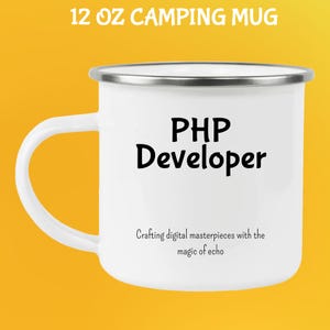 Pode incluir: Caneca de camping branca de 355 ml com aro e al&ccedil;a prateados. A caneca apresenta o texto "PHP Developer" em preto, juntamente com a frase "Crafting digital masterpieces with the magic of echo."