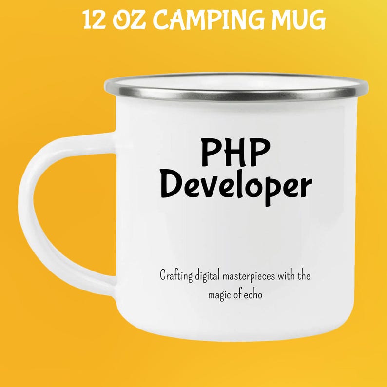 Pode incluir: Caneca de camping branca de 355 ml com aro e al&ccedil;a prateados. A caneca apresenta o texto "PHP Developer" em preto, juntamente com a frase "Crafting digital masterpieces with the magic of echo."
