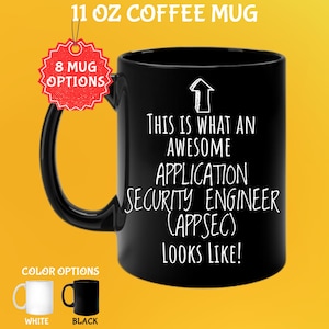 以下が含まれることがあります： 「THIS IS WHAT AN AWESOME APPLICATION SECURITY ENGINEER (APPSEC) LOOKS LIKE!」の白文字がプリントされた黒色の325mlコーヒーマグ。マグカップには黒い持ち手があり、白と黒があります。「8 MUG OPTIONS」と書かれたタグが付いています。
