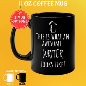 Puede incluir: Taza de café negra de 325 ml con el texto "THIS IS WHAT AN AWESOME WRITER LOOKS LIKE!" en blanco. Un gráfico de flecha está encima del texto. La taza tiene un asa negra y está etiquetada con "8 MUG OPTIONS". Las opciones de color son blanco y negro.