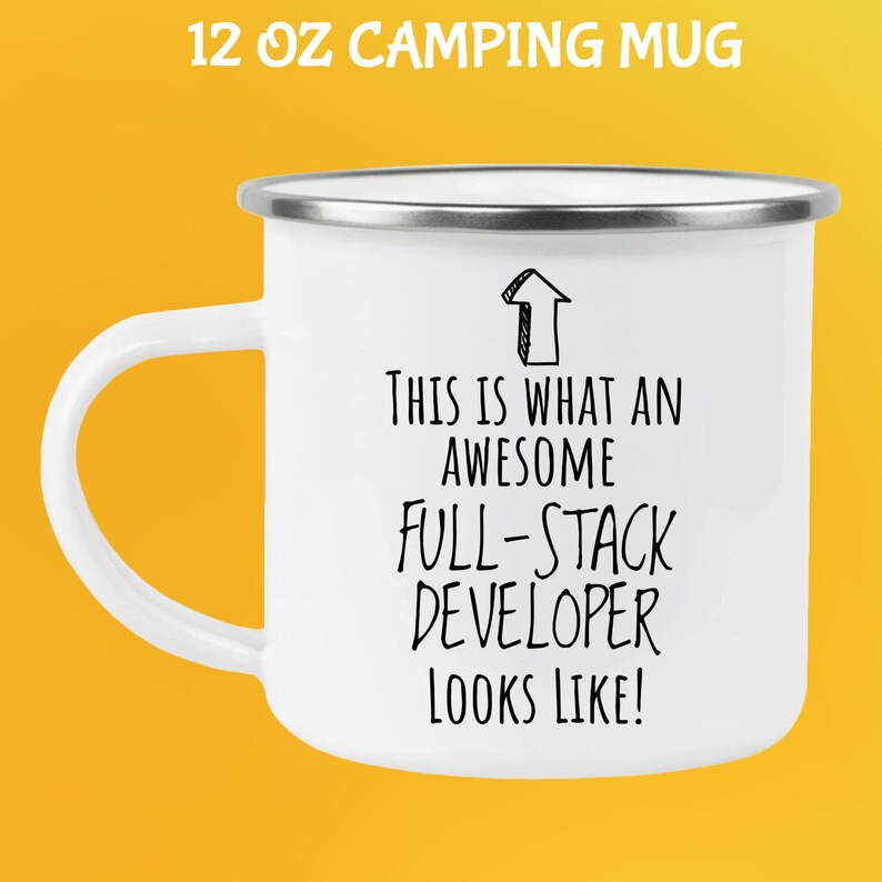 Pu&ograve; includere: Tazza da campeggio bianca da 355 ml con bordo e manico argentati. La tazza presenta il testo "THIS IS WHAT AN AWESOME FULL-STACK DEVELOPER LOOKS LIKE!" in nero, con una grafica a freccia. La tazza &egrave; su sfondo giallo.