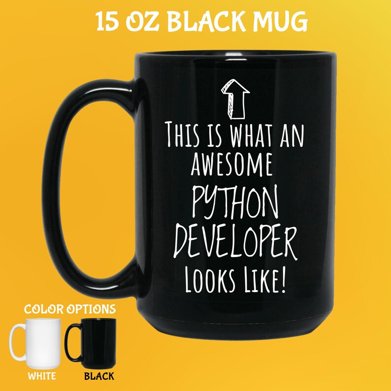 Op de afbeelding: Zwarte mok van 444 ml met de tekst "THIS IS WHAT AN AWESOME PYTHON DEVELOPER LOOKS LIKE!" in het wit. De mok toont ook kleuropties: wit en zwart.