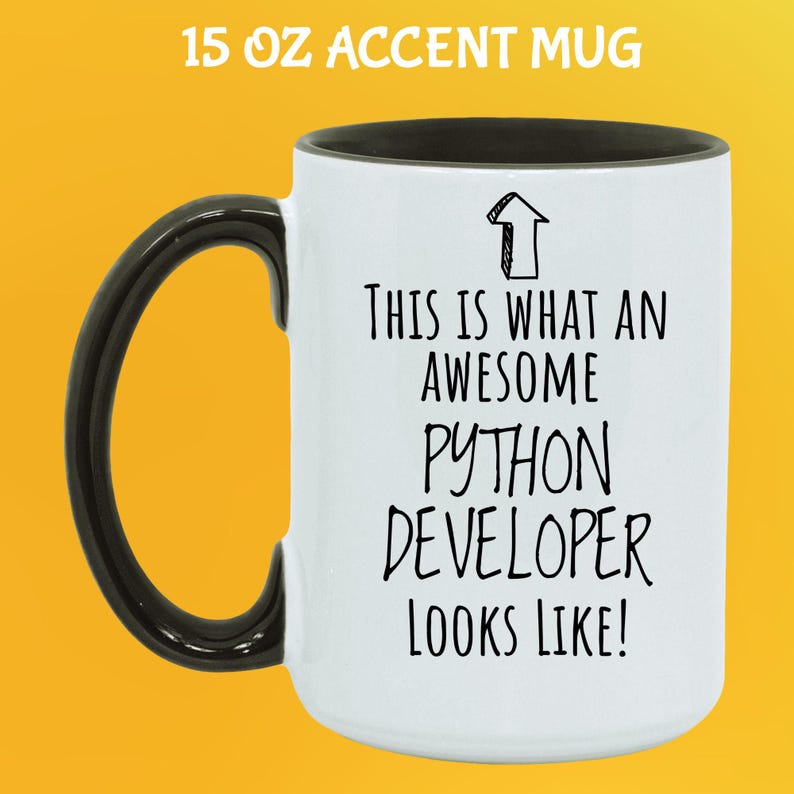 Op de afbeelding: Witte 444 ml mok met een zwarte handgreep en binnenkant. De mok heeft de tekst "THIS IS WHAT AN AWESOME PYTHON DEVELOPER LOOKS LIKE!" in het zwart, met een pijlgrafiek. De mok staat op een gele achtergrond.