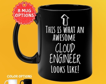 Peut inclure: Mug à café noir de 325 ml avec le texte "THIS IS WHAT AN AWESOME CLOUD ENGINEER LOOKS LIKE!" en blanc. La tasse a une anse noire et un graphique de flèche blanche. Options de couleurs : tasses blanches et noires.