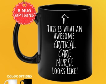Può includere: Tazza da caffè nera da 325 ml con la scritta bianca "THIS IS WHAT AN AWESOME CRITICAL CARE NURSE LOOKS LIKE!". La tazza ha un manico nero ed è mostrata con opzioni di colore bianco e nero. Un'etichetta rossa indica 8 opzioni di tazze.