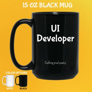 Puede incluir: Taza negra de 15 oz con el texto "UI Developer" en blanco. La taza tambi&eacute;n tiene el texto "Crafting pixel poetry" en blanco. Las opciones de color incluyen tazas blancas y negras.