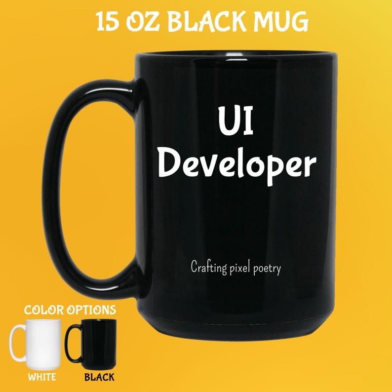 Puede incluir: Taza negra de 15 oz con el texto "UI Developer" en blanco. La taza tambi&eacute;n tiene el texto "Crafting pixel poetry" en blanco. Las opciones de color incluyen tazas blancas y negras.