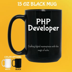 Pode incluir: Caneca preta de 444 ml com o texto "PHP Developer" em branco. A caneca tamb&eacute;m tem o texto "Crafting digital masterpieces with the magic of echo". As op&ccedil;&otilde;es de cores s&atilde;o branco e preto.