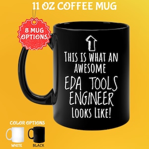 Puede incluir: Taza de café negra de 325 ml con el texto "THIS IS WHAT AN AWESOME EDA TOOLS ENGINEER LOOKS LIKE!". La taza tiene un asa negra y la imagen muestra opciones de color de tazas blancas y negras.