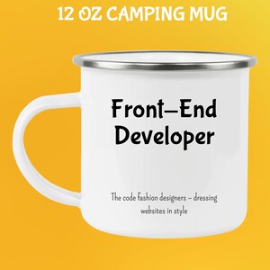 Pode incluir: Caneca de camping branca de 355 ml com borda e al&ccedil;a prateadas. A caneca apresenta o texto "Front-End Developer" em preto, com texto adicional abaixo. Projetada para uso ao ar livre.
