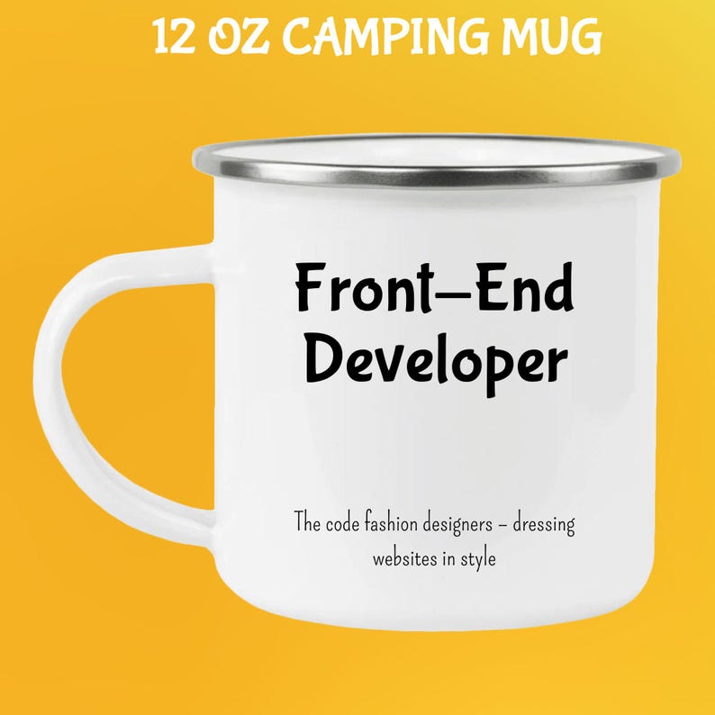 Pode incluir: Caneca de camping branca de 355 ml com borda e al&ccedil;a prateadas. A caneca apresenta o texto "Front-End Developer" em preto, com texto adicional abaixo. Projetada para uso ao ar livre.