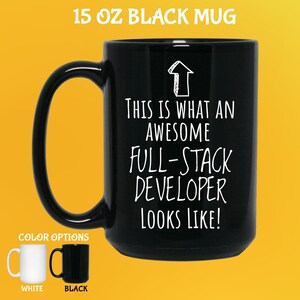 Pu&ograve; includere: Tazza nera da 444 ml con la scritta bianca "THIS IS WHAT AN AWESOME FULL-STACK DEVELOPER LOOKS LIKE!". La tazza ha un manico grande e viene mostrata con opzioni di colore bianco e nero.