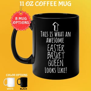 Könnte beinhalten: Schwarze 325 ml Kaffeetasse mit dem Text "THIS IS WHAT AN AWESOME EASTER BASKET QUEEN LOOKS LIKE!". Der Becher hat einen schwarzen Griff und ist in Weiß und Schwarz erhältlich. Das Bild zeigt auch "8 MUG OPTIONS".