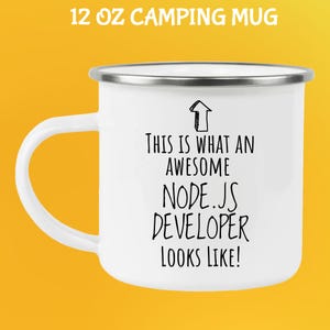 K&ouml;nnte beinhalten: Wei&szlig;er 355 ml Campingbecher mit silbernem Rand und Henkel. Der Becher tr&auml;gt den schwarzen Text "THIS IS WHAT AN AWESOME NODE.JS DEVELOPER LOOKS LIKE!" mit einer Pfeilgrafik. Oben steht "12 OZ CAMPING MUG".