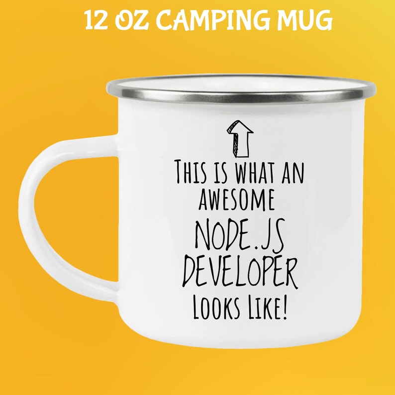 K&ouml;nnte beinhalten: Wei&szlig;er 355 ml Campingbecher mit silbernem Rand und Henkel. Der Becher tr&auml;gt den schwarzen Text "THIS IS WHAT AN AWESOME NODE.JS DEVELOPER LOOKS LIKE!" mit einer Pfeilgrafik. Oben steht "12 OZ CAMPING MUG".