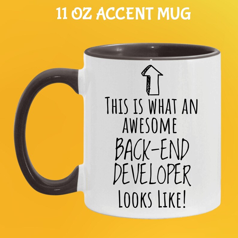 Op de afbeelding: Witte 325 ml accent mok met een zwarte handgreep en binnenkant. De mok heeft de tekst "THIS IS WHAT AN AWESOME BACK-END DEVELOPER LOOKS LIKE!" in het zwart, met een pijl omhoog.