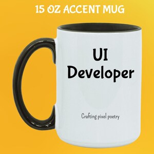 Puede incluir: Taza blanca de 444 ml con asa e interior negros. La taza presenta el texto "UI Developer" en negro, con "Crafting pixel poetry" debajo. La taza est&aacute; sobre un fondo amarillo.