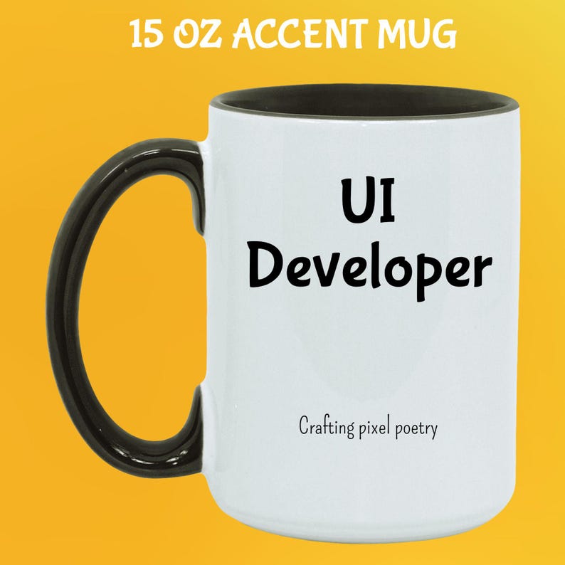 Puede incluir: Taza blanca de 444 ml con asa e interior negros. La taza presenta el texto "UI Developer" en negro, con "Crafting pixel poetry" debajo. La taza est&aacute; sobre un fondo amarillo.