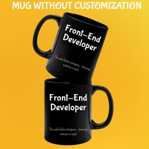 Pode incluir: Duas canecas de caf&eacute; pretas empilhadas uma sobre a outra. A caneca superior est&aacute; inclinada, exibindo o texto "Front-End Developer" em branco. Abaixo, outra caneca com o mesmo texto. Ambas as canecas t&ecirc;m a frase "The code fashion designers - dressing websites in style."