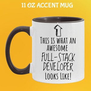 Pu&ograve; includere: Tazza accent da 325 ml bianca con manico e interno neri. La tazza presenta il testo nero: &laquo;THIS IS WHAT AN AWESOME FULL-STACK DEVELOPER LOOKS LIKE!&raquo; con una freccia. Sfondo giallo.