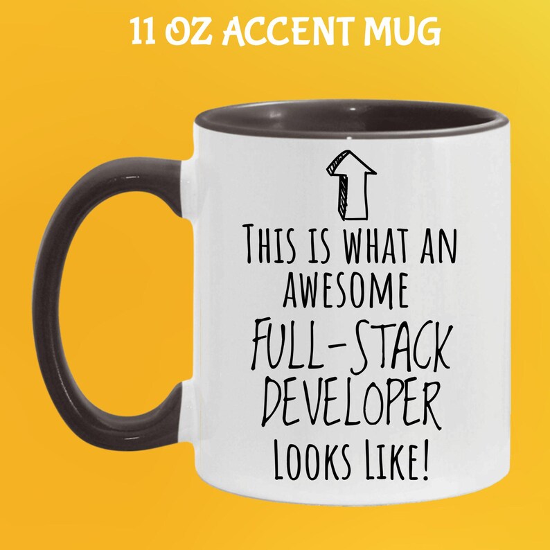 Pu&ograve; includere: Tazza accent da 325 ml bianca con manico e interno neri. La tazza presenta il testo nero: &laquo;THIS IS WHAT AN AWESOME FULL-STACK DEVELOPER LOOKS LIKE!&raquo; con una freccia. Sfondo giallo.