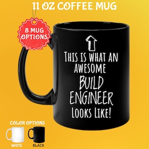 Könnte beinhalten: Schwarze 325 ml Kaffeetasse mit dem weißen Text "THIS IS WHAT AN AWESOME BUILD ENGINEER LOOKS LIKE!". Die Tasse hat einen schwarzen Henkel und ist eine von 8 Tassenoptionen. Farboptionen sind Weiß und Schwarz.