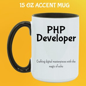 Pode incluir: Caneca branca de 444 ml com al&ccedil;a e interior pretos. A caneca apresenta o texto "PHP Developer" e a frase "Crafting digital masterpieces with the magic of echo."
