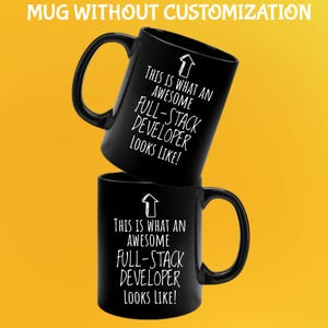 Pu&ograve; includere: Due tazze da caff&egrave; nere impilate. Ogni tazza presenta la scritta bianca: "THIS IS WHAT AN AWESOME FULL-STACK DEVELOPER LOOKS LIKE!". Lo sfondo &egrave; giallo. Tazze di dimensioni standard per bevande calde.