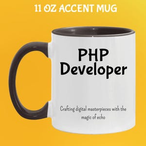 Pode incluir: Caneca de acento branca de 325 ml com al&ccedil;a e interior pretos. A caneca apresenta o texto "PHP Developer" e a frase "Crafting digital masterpieces with the magic of echo."