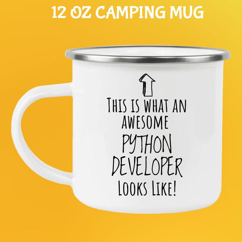 Op de afbeelding: Witte 355 ml campingmok met zilveren rand en handvat. De mok heeft de tekst "THIS IS WHAT AN AWESOME PYTHON DEVELOPER LOOKS LIKE!" in zwart, met een pijl omhoog.