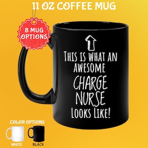 Könnte beinhalten: Schwarze 325 ml Kaffeetasse mit dem weißen Text "THIS IS WHAT AN AWESOME CHARGE NURSE LOOKS LIKE!". Die Tasse hat einen schwarzen Henkel und eine weiße Pfeilgrafik. Farboptionen sind weiße und schwarze Tassen.