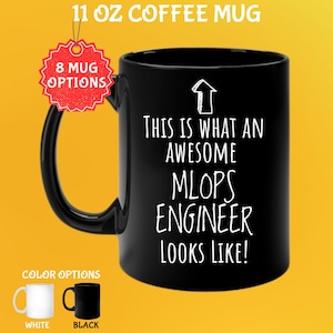 Peut inclure: Mug noir de 325 ml avec le texte "THIS IS WHAT AN AWESOME MLOPS ENGINEER LOOKS LIKE!". Le mug a une anse noire et est disponible en blanc et noir. L'image montre également "8 MUG OPTIONS".