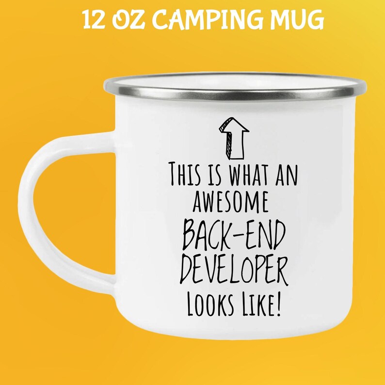 Op de afbeelding: Witte 355 ml campingmok met een zilveren rand en een wit handvat. De mok heeft de tekst "THIS IS WHAT AN AWESOME BACK-END DEVELOPER LOOKS LIKE!" in zwart, met een omhoog wijzende pijlgrafiek.