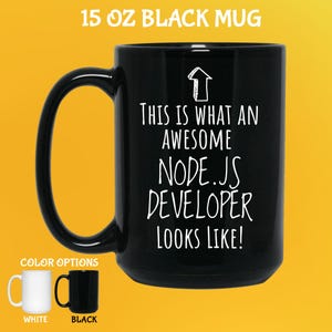 K&ouml;nnte beinhalten: Schwarze 444 ml Tasse mit dem wei&szlig;en Text "THIS IS WHAT AN AWESOME NODE.JS DEVELOPER LOOKS LIKE!". Die Tasse hat einen gro&szlig;en Henkel und wird mit wei&szlig;en und schwarzen Farboptionen gezeigt.