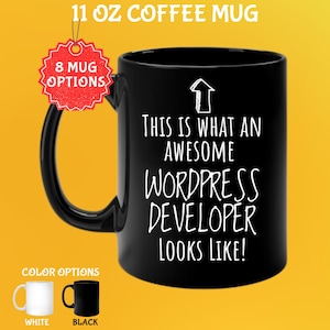 Könnte beinhalten: Schwarze 325 ml Kaffeetasse mit dem Text "THIS IS WHAT AN AWESOME WORDPRESS DEVELOPER LOOKS LIKE!". Die Tasse hat eine weiße Grafik eines nach oben zeigenden Pfeils. Farboptionen sind Weiß und Schwarz.