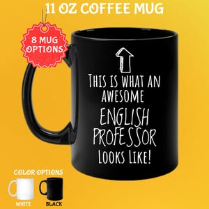 Puede incluir: Taza de café negra de 325 ml con el texto "THIS IS WHAT AN AWESOME ENGLISH PROFESSOR LOOKS LIKE!" en blanco. La taza tiene un asa negra y un gráfico de flecha blanca. Las opciones de color incluyen blanco y negro.