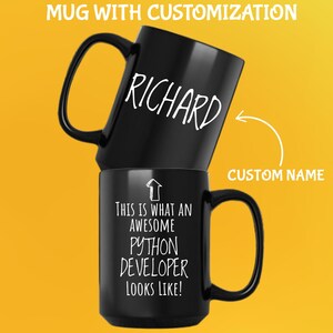 Op de afbeelding: Twee zwarte keramische mokken gestapeld op een gele achtergrond. De bovenste mok heeft de naam "RICHARD" in witte letters. De onderste mok heeft de tekst "THIS IS WHAT AN AWESOME PYTHON DEVELOPER LOOKS LIKE!" in het wit.