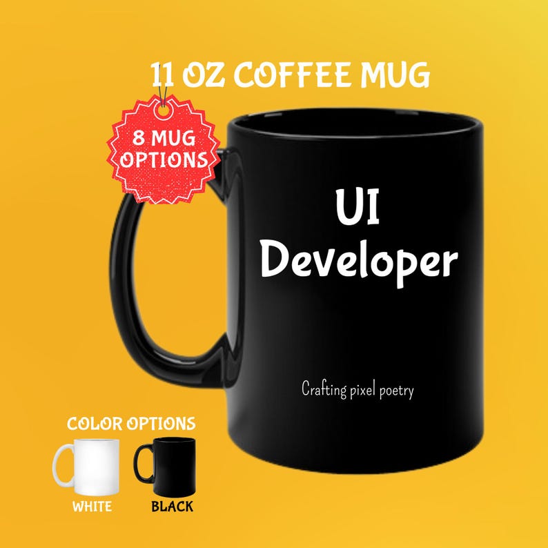 Puede incluir: Taza de caf&eacute; negra de 325 ml con el texto "UI Developer" en blanco. La taza tiene un asa negra y las palabras "Crafting pixel poetry" est&aacute;n impresas debajo. Las opciones de color incluyen blanco y negro.