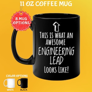 Peut inclure: Mug à café noir de 325 ml avec le texte "THIS IS WHAT AN AWESOME ENGINEERING LEAD LOOKS LIKE!" en blanc. La tasse a une anse noire et l'image comprend une étiquette indiquant "8 MUG OPTIONS".