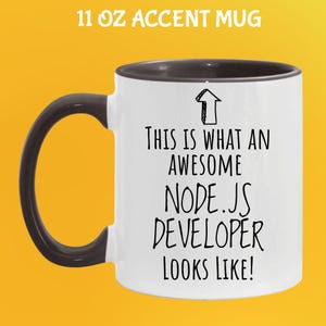 K&ouml;nnte beinhalten: Wei&szlig;er 312 ml Akzentbecher mit schwarzem Griff und Rand. Der Becher zeigt den Text "THIS IS WHAT AN AWESOME NODE.JS DEVELOPER LOOKS LIKE!" in Schwarz mit einem Pfeil.