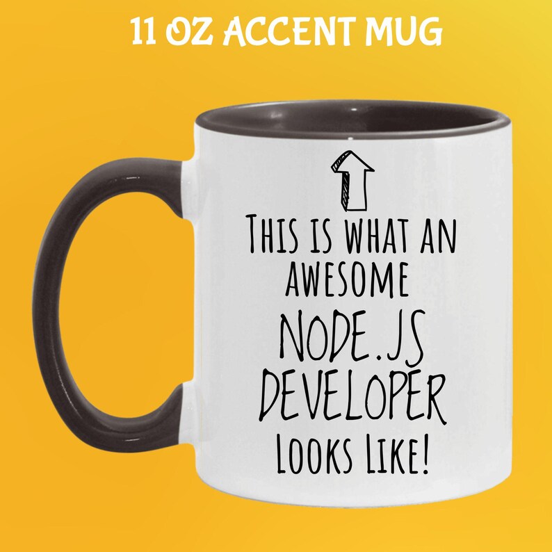 K&ouml;nnte beinhalten: Wei&szlig;er 312 ml Akzentbecher mit schwarzem Griff und Rand. Der Becher zeigt den Text "THIS IS WHAT AN AWESOME NODE.JS DEVELOPER LOOKS LIKE!" in Schwarz mit einem Pfeil.